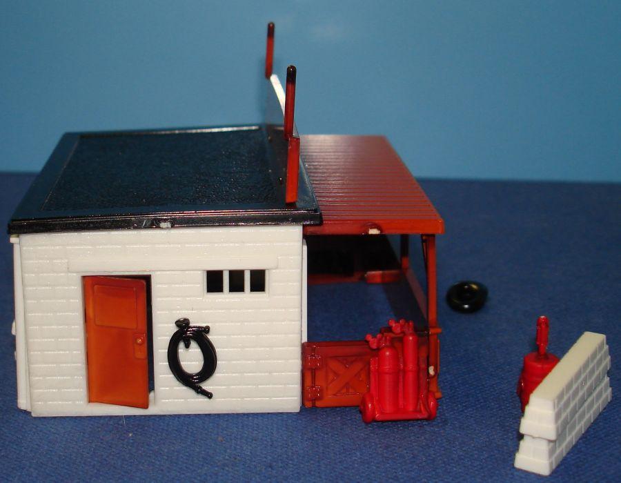 2775 Plasticville HO Slot Car Racing Track Layout Pit Stop Structure